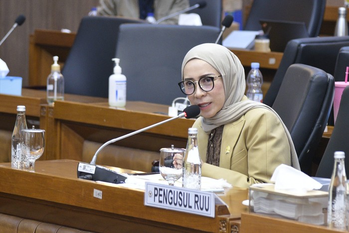Melly Goeslaw hadir di RDPU DPR RI, mengusulkan digitalisasi pengelolaan royalti dan transparansi data. Ia menekankan pentingnya akurasi dan literasi bagi pencipta.