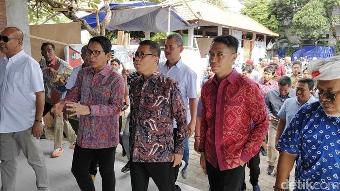 Mendes Yandri dan Bupati Adi Arnawa di Desa Tibubeneng, Badung, Jumat (28/11/2025). (Agus Eka/detikBali)