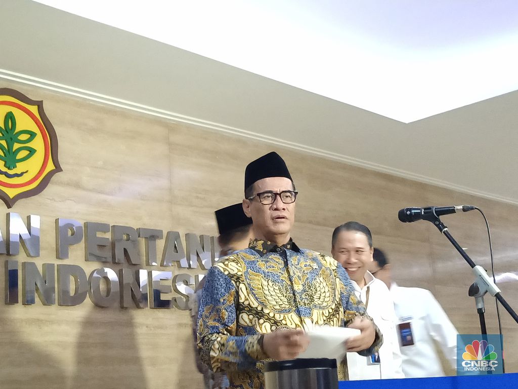 Menteri Pertanian/Kepala Bapanas, Amran Sulaiman saat konferensi pers di kantornya, Jakarta, Jumat (28/11/2025). (CNBC Indonesia/Martyasari Rizky)