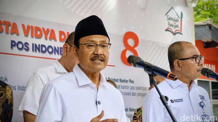 Menteri Sosial Saifullah Yusuf atau Gus Ipul saat melihat penyaluran BLTS di Bandung