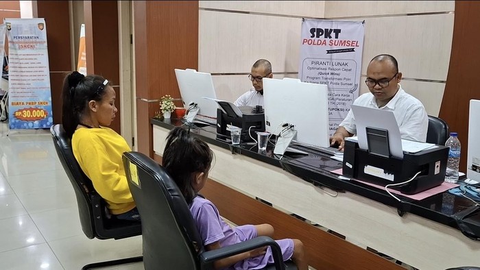 Meta bersama anaknya mendatangi SPKT Polda Sumsel untuk melaporkan suaminya