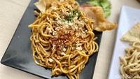 Ini dia menu andalannya, Kober Mie Manis! Tingkat kepedasannya (level) bisa dipilih dari 1-5, dengan kisaran penggunaan cabai dari 12-60 buah. Harganya dari Rp 17.500 saja. Foto: detikFood
