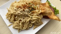 Penggemar mie pedas gurih tanpa kecap, bisa pesan Kober Mie Gurih dengan level kepedasan 1-5. Kisaran harganya sama yaitu Rp 17.500, rasanya lebih dominan asin dan pedasnya pas untuk level 1.  Foto: detikFood
