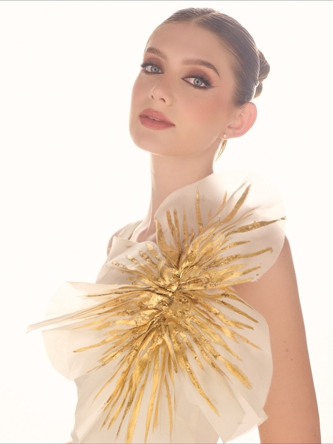 Wanita 26 tahun ini bersekolah di The Columbus School di Envigado sebelum melanjutkan studi komunikasi sosial dengan fokus pemasaran digital di Universitas EAFIT. Ia fasih berbahasa Spanyol, Inggris, dan Portugis. Foto: Instagram/@catalinaduquea @reinadocolombia