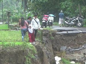 Siswa SDN Kedungmiri Terpaksa Lewati Sawah Buntut Jalan Amblas, Sekolah Jemput