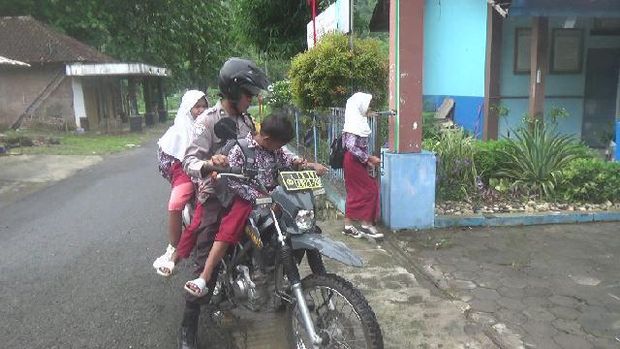Murid-murid yang harus melewati jalan setapak di sisi utara jalan Kedungmiri yang amblas untuk sekolah. Murid-murid yang harus melewati jalan setapak di sisi utara jalan Kedungmiri yang amblas untuk sekolah. Foto diunggah 28/11/2025).