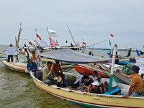 Nelayan Bangkalan Demo Penggunaan Jaring Trawl di Tengah laut