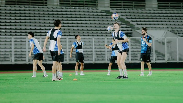 Official training PSIM Jogja di Stadion Madya Gelora Bung Karno, Jakarta, Kamis (27/11/2025).