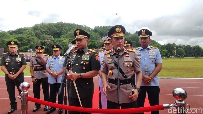 Panglima TNI Jenderal Agus Subiyanto dan Kapolri Jenderal Listyo Sigit Prabowo di Lapangan Sapta Marga Akmil Magelang, Jumat (28/11/2025).