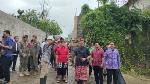Pansus TRAP DPRD Bali melakukan sidak ke proyek pembangunan hotel JW Marriot di Payangan, Gianyar, Bali, Kamis (28/11/2025). (Foto: Dok. DPRD Bali)