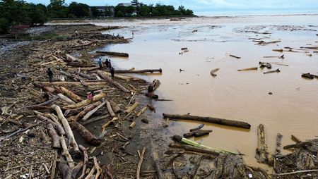 Pantai Air Tawar Dipenuhi Kayu Gelondongan Usai Banjir Bandang