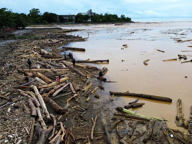 Pantai Air Tawar Dipenuhi Kayu Gelondongan Usai Banjir Bandang