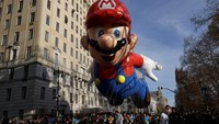 Balon karakter Mario tampil menghiasi langit Parade Thanksgiving Macy’s 2025 di New York City, AS, Kamis (27/11/2025). Kehadiran karakter gim klasik ini menjadi salah satu atraksi yang menarik perhatian publik. REUTERS/Jeenah Moon  