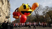Balon PAC-MAN mengudara dalam Parade Thanksgiving Macy’s 2025 di New York City, AS, Kamis (27/11/2025). Ikon gim legendaris ini menjadi bagian dari rangkaian balon raksasa yang memeriahkan perayaan. REUTERS/Jeenah Moon  