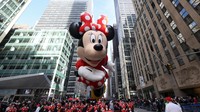 Balon Minnie Mouse terbang di atas rute Parade Thanksgiving Macy’s 2025 di New York City, AS, Kamis (27/11/2025). Karakter Disney tersebut tampil sebagai salah satu ikon yang paling banyak difoto pengunjung. REUTERS/Jeenah Moon  