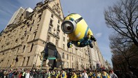 Balon Stuart the Minion terbang selama Parade Thanksgiving Macy’s 2025 di New York City, AS, Kamis (27/11/2025). Balon ini menjadi favorit penonton terutama anak-anak yang memadati area parade. REUTERS/Jeenah Moon  
