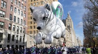 Balon Noorah melintas di udara dalam Parade Thanksgiving Macy’s 2025 di New York City, AS, Kamis (27/11/2025). Karakter tersebut tampil perdana sebagai bagian dari jajaran balon baru di perayaan tahun ini. REUTERS/Jeenah Moon  