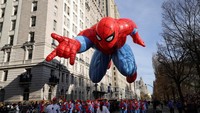 Balon Spider-Man mengudara selama Parade Thanksgiving Macy’s 2025 di New York City, AS, Kamis (27/11/2025). Tokoh Marvel ini kembali menjadi ikon yang selalu dinantikan setiap tahunnya. REUTERS/Jeenah Moon  
