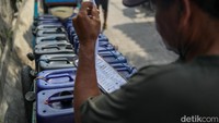 Jeriken-jeriken ditata dan diikat di atas gerobak sebelum dibawa berkeliling oleh pedagang air bersih di kawasan Muara Angke. Penataan diperlukan agar distribusi berjalan aman dan efisien.