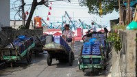 Pedagang air bersih bersiap berangkat mengantar pasokan di kawasan Muara Angke. Distribusi dilakukan setiap pagi hingga sore hari.