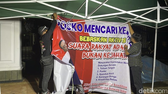 Warga membongkar posko Masyarakat Pencari Keadilan di depan kantor Bupati Pati, Jumat (28/11/2025).