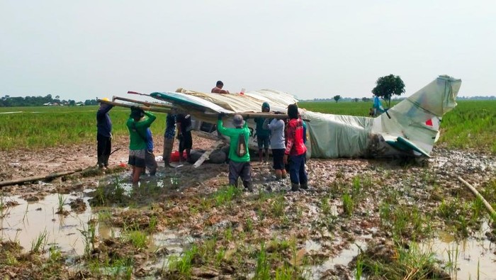 Pemindahan bangkai pesawat GA28 oleh warga Dusun Ceplik, Desa Kertawaluya, Kecamatan Tirtamulya, Kabupaten Karawang