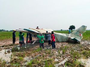 Bangkai Pesawat GA28 yang Terdampar di Sawah Karawang Dievakuasi Warga