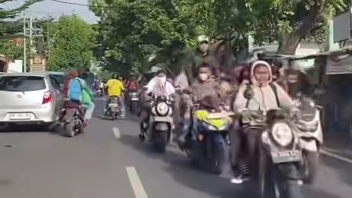 Sejumlah pemotor berseragam sekolah membawa busur panah diduga hendak melakukan penyerangan di SMAN 16 Makassar, Kamis (27/11/2025).