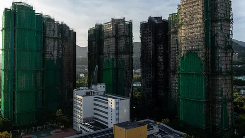 Penampakan apartemen Wang Fuk Court di Hong Kong setelah terbakar.