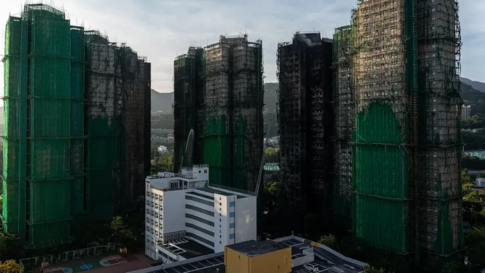 Penampakan apartemen Wang Fuk Court di Hong Kong setelah terbakar.