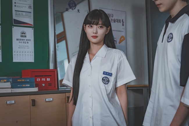 Kim Yoo Jung membuktikan jam terbang tinggi tidak bisa dibohongi. Debut akting sejak berusia empat tahun. Ia tertantang untuk memerankan karakter psikopat dalam drama Korea Dear X. Foto: dok. TVING