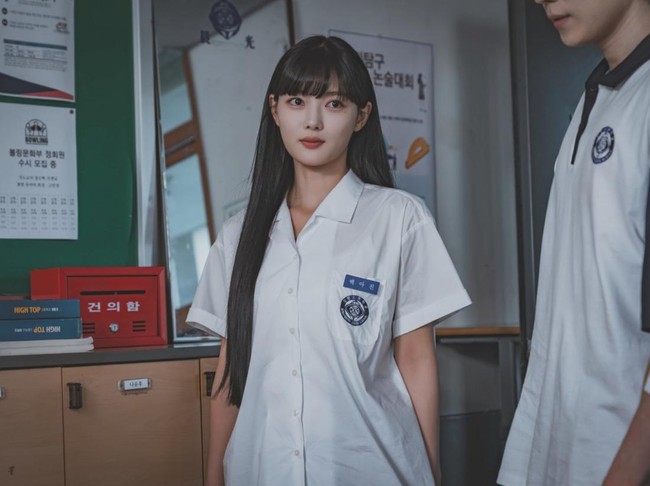 Potongan gambar Kim Yoo Jung saat memerankan karakter psikopat dalam drama Korea Dear X (2025).
