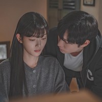 Wajah cantiknya hanya topeng dan alat manipulasi. Ia dicintai ugal-ugalan oleh Yoon Jun Seo (pemain Kim Young Dae), yang selalu berada satu langkah di belakangnya. Foto: dok. TVING