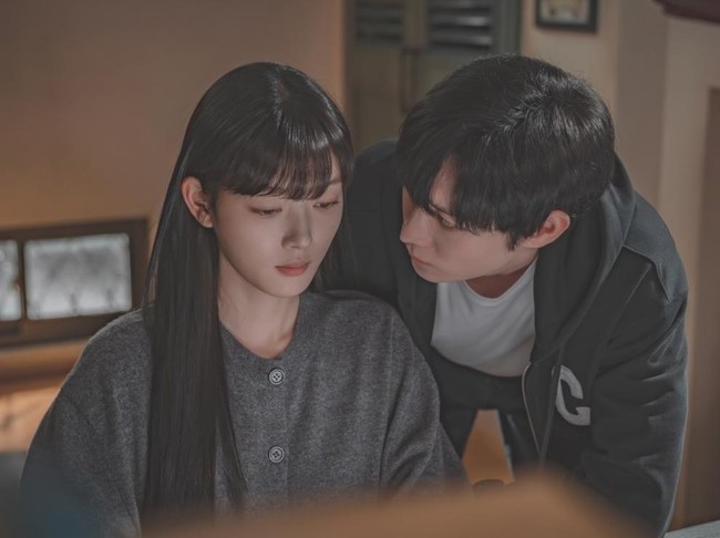 Potongan gambar Kim Yoo Jung saat memerankan karakter psikopat dalam drama Korea Dear X (2025).