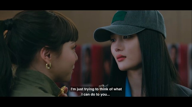 Gerak-geriknya halus, sehingga Kim Yoo Jung “fokus membuat batinnya kosong dan menyampaikan kekosongan itu.” Foto: dok. TVING