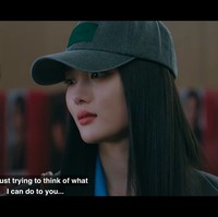 Gerak-geriknya halus, sehingga Kim Yoo Jung “fokus membuat batinnya kosong dan menyampaikan kekosongan itu.” Foto: dok. TVING