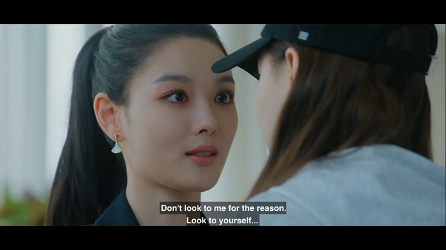 Penonton akan melihat tabirnya seiring perkembangan episode drama Korea Dear X. Ia mencoba menghapus masa lalunya yang kelam, dengan menjalani kehidupan glamor di bawah sorotan kamera. Foto: dok. TVING