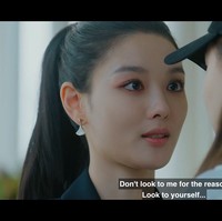 Penonton akan melihat tabirnya seiring perkembangan episode drama Korea Dear X. Ia mencoba menghapus masa lalunya yang kelam, dengan menjalani kehidupan glamor di bawah sorotan kamera. Foto: dok. TVING