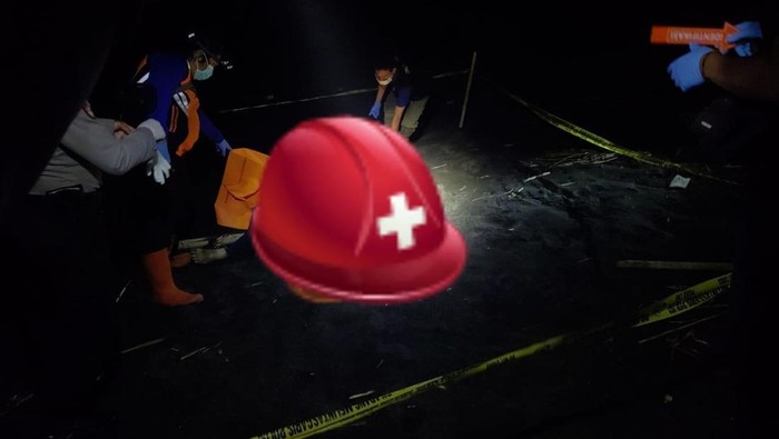 Proses evakuasi mayat pria misterius di Pantai Mlarangan Asri, Kulon Progo, Jumat (28/11/2025).