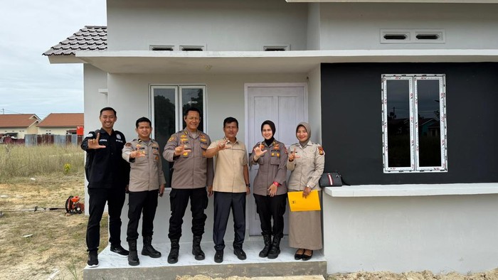 Penyerahan rumah untuk istri personel Polda Riau yang gugur. (Dok Polda riau)