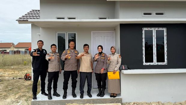 Penyerahan rumah untuk istri personel Polda Riau yang gugur. (Dok Polda riau)