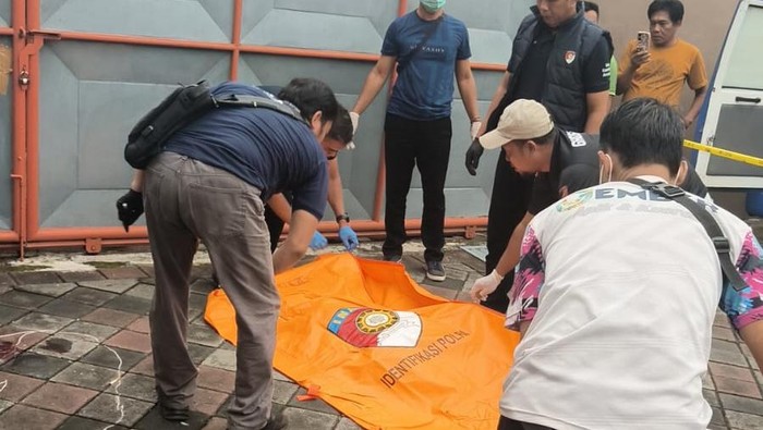 Evakuasi korban meninggal di Jember