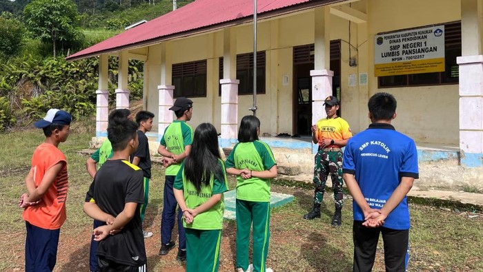 Personel Pamtas melatih PBB anak-anak SMPN 1 Lumbis Pansiangan. (Istimewa)