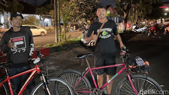 Pesepeda asal Purworejo, Toha Mafrudin atau Toheng (21) saat ditemui di Kotabaru, Kota Jogja, Jumat (28/11/2025).