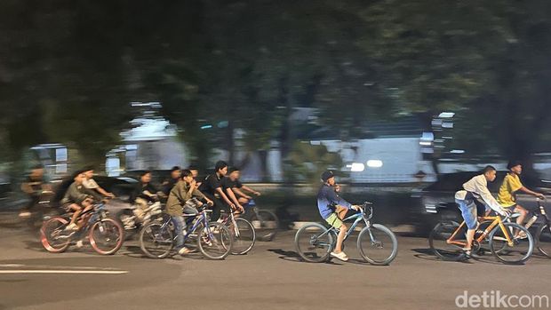 Pesepeda di Jogja Last Friday Ride Pesepeda asal Purworejo, Toha Mafrudin atau Toheng (21) saat ditemui di Kotabaru, Kota Jogja, Jumat (28/11/2025).