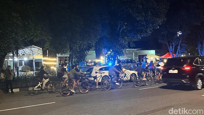 Pesepeda asal Purworejo, Toha Mafrudin atau Toheng (21) saat ditemui di Kotabaru, Kota Jogja, Jumat (28/11/2025).