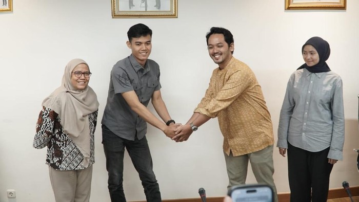 PT Kereta Api Indonesia (Persero) melakukan proses mediasi antara Petugas Passenger Service Stasiun Rangkasbitung dan salah satu penumpang KRL yang sebelumnya melaporkan barang bawaannya tertinggal di dalam kereta, yakni tumbler. Pertemuan berlangsung di Kantor KAI Wisata, Stasiun Gondangdia, Jakarta, Kamis (27/11).