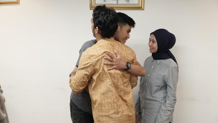 PT Kereta Api Indonesia (Persero) melakukan proses mediasi antara Petugas Passenger Service Stasiun Rangkasbitung dan salah satu penumpang KRL yang sebelumnya melaporkan barang bawaannya tertinggal di dalam kereta, yakni tumbler. Pertemuan berlangsung di Kantor KAI Wisata, Stasiun Gondangdia, Jakarta, Kamis (27/11).