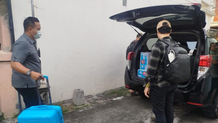 Petugas KPK membawa koper berisi dokumen dari rumah pejabat dan pengusaha yang digeledah di Ponorogo.