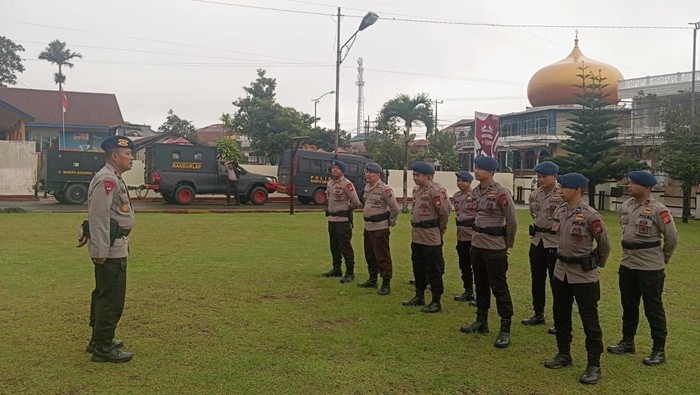 Polda Riau mengirimkan personel dan logistis untuk membantu penanganan bencana di Sumatera Barat.